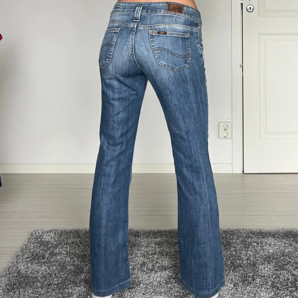 midjemått: 39cm rakt över, innerbenslängd: 72cm 💗 . Jeans & Byxor.