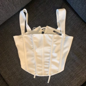 white summer corset - vit korset från gina tricot använt bara en gång! i gott skick, vänligen använder ”köp nu” eller skriv till mig med frågor :)