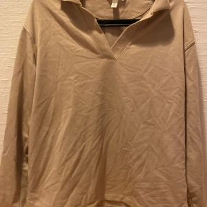 Tröja - Säljer denna jättefina beiga tröja från hm med krage. Storlek S. Använd fåtal gånger. Kontakta för fler bilder. Pris går att diskutera.