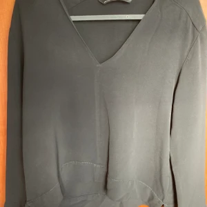 svart blus - nice basplagg, nice tyg, lösare passform