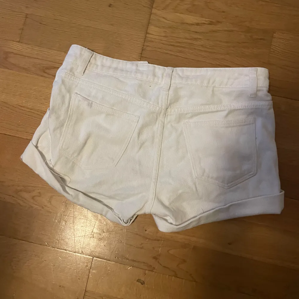 Vita shorts. Dom var tidigare långa byxor och jag klippte dom hemma.. Shorts.
