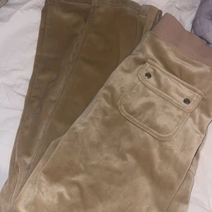 Juicy byxor  -  använda 2 gånger  Några få trådar som sticker ut, men man kan bara klippa av dom.