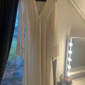 Vit klänning nakd  - Vit klänning från nakd i storlek 36, använd en gång och är som ny. Perfekt till sommaren lång och detaljer i ärmarna. 