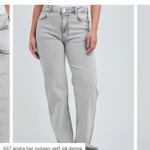 Jättefina gråa jeans från BikBok som fortfarande finns i lager för 699kr (Mid Wide Jeans 950) men säljer för 400kr. har aldrig använt bara testat så allt är i perfekt skick😊!