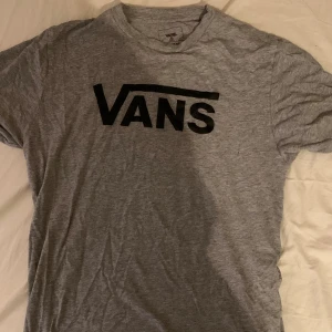 Vans t-shirt - Snygg grå Vans t-shirt som är i storlek XL för 14+ men jag skulle säga att den är som S/M skicket är helt ok som ni ser på den andra bilden.