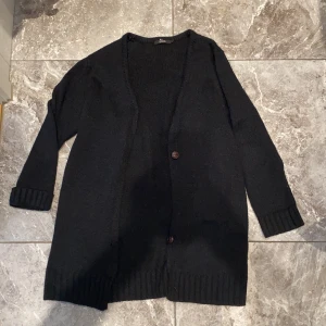 Stickad kofta - En mjuk och go kofta. Använd ett tag, någorlunda nopprig. Säljs pga garderobrensning. Kika gärna på mina andra annonser, säljer mycket:) 