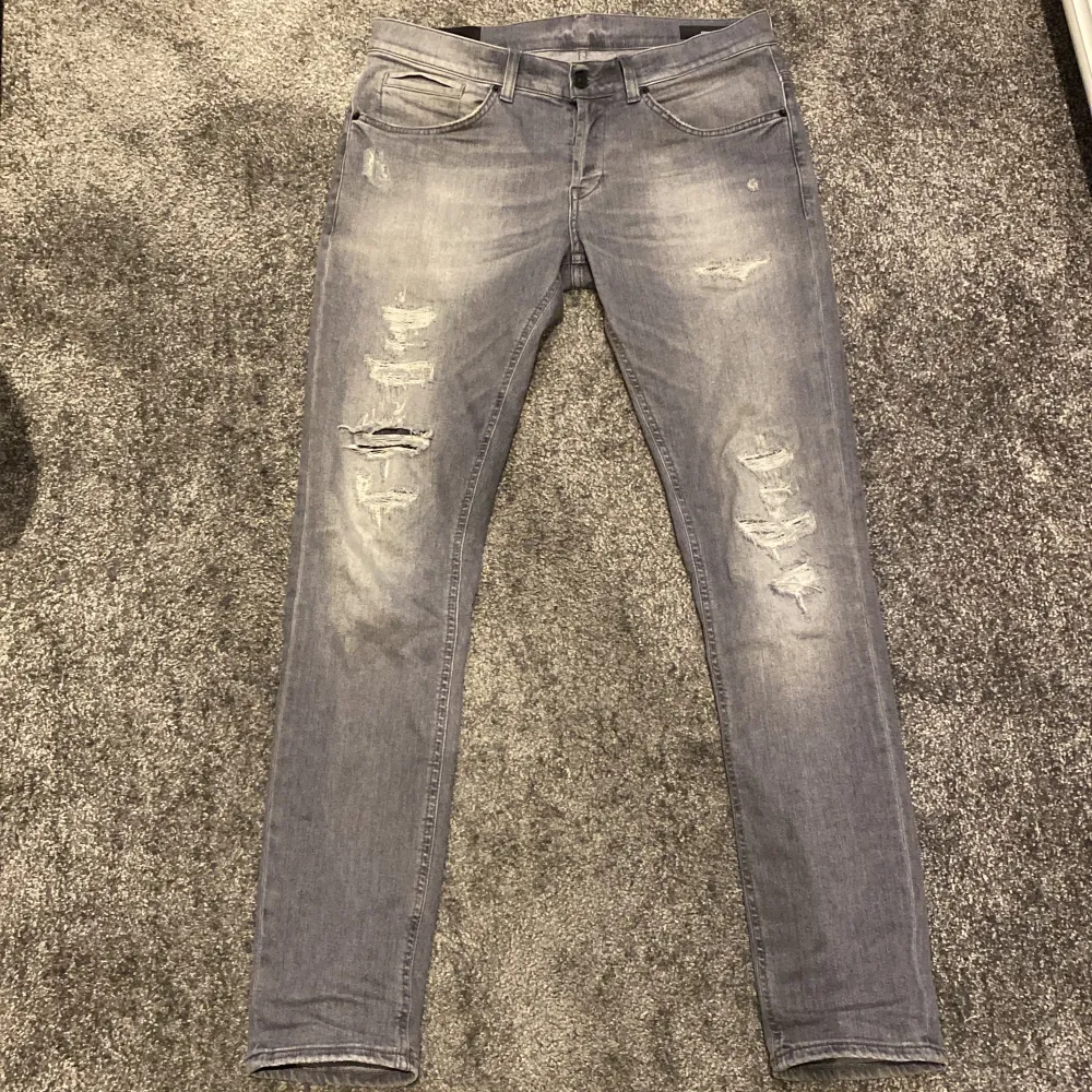 Jeans från dondup, modellen är George, mycket bra skick, storlek 33 nypris 3599 - vårt pris 1199. Hör av er vid frågor!/SS. Jeans & Byxor.