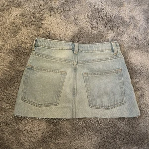 Ljusblå jeanskjol - Jättesöt ljusblå jeanskjol från hm 🩵Inga defekter!! Säljer eftersom den är för liten. Skulle säga att den är liten i storleken 🩵