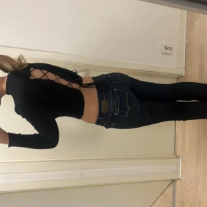 Fest tröja - Säljer denna tröja jag använt en gång☺️tröjan har knytning i ryggen och jag anser att man kan ha den som fest tröja men också som vardags tröja nypris 350❤️