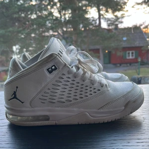 Jordan 4 - Ett par jordans i väldigt bra skick. Säljer de för att dem har blivit för små för mig. Har ingen box kvar men är 100% äkta och är köpta från nikes hemsidan för ungefär ett år sedan.