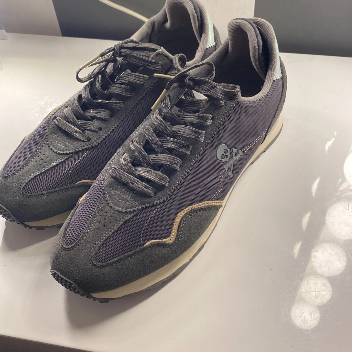 Oanvända Sneakers  - 90