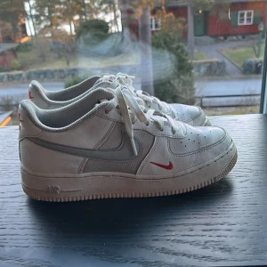 Nike airforce - De är ganska bra skick men är använda väldigt mycket. Jag har ingen box kvar men de är 100% äkta för att jag köpte de från JD sports i London.