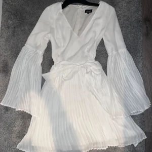 Studentklänning - Strl. 36/S. Använd 2 gånger. Bra skick. Fina trumpetärmar, band som går att knyta kring midjan. Inte genomskinlig. 