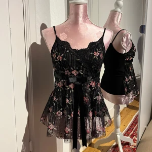 Blus - Blus med blommor🖤🌸