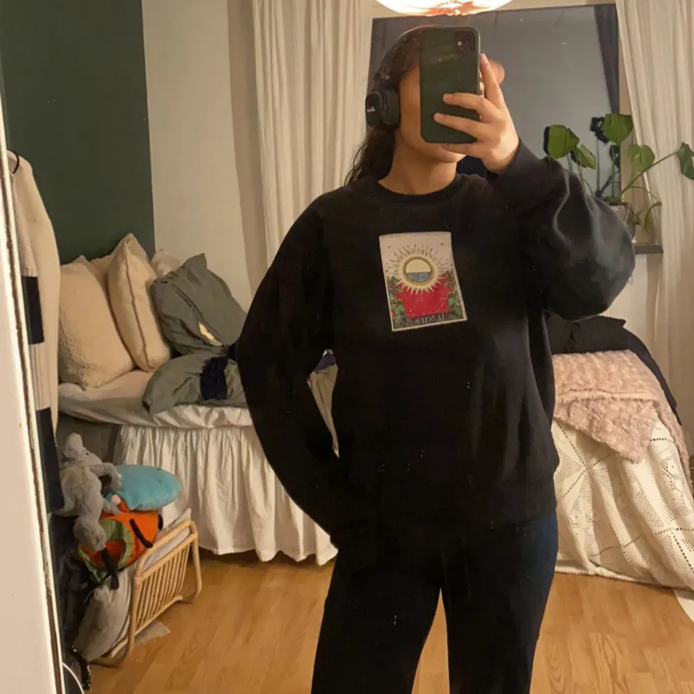 Snygg oversize sweatshirt med tryck i mitten. I fint skick, smutsig spegel som gör att de sur ut som den är smutsig😅. Neuletakit & Villapaidat.