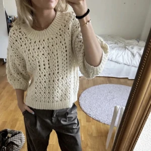 stickad zara tröja - supersöt stickaf trekvartsärmad tröja, finns inte att få tag i. inga defekter alla