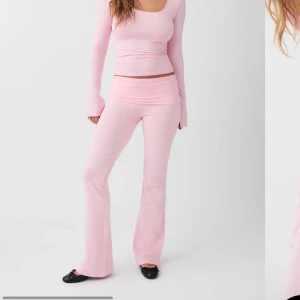 Soft touch folded trousers  - Säljer mina ”soft touch folded trousers” från ginatricot i rosa!! 🫶🏽 Slutsålda & kommer tyvärr inte till användning 🎀