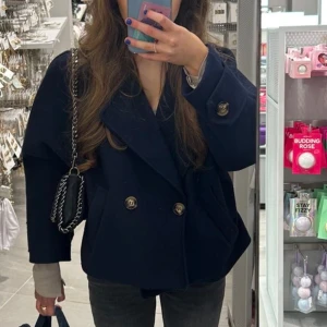 Blå kappa ifrån missäy  - Jätte snygg blå kappa köpt ifrån missäy❤️ köptes för 500 kr i höstas men säljs för 250 kr❤️ kappan är i bra skick och har inte använts mycket, men är lite knopprig på armarna därav priset❤️skriv privat för fler bilder!