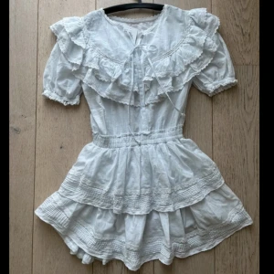 Studentklänning - Superfin vit klänning med volanger och kort ärm, perfekt till student❤️Ny med prislapp kvar, endast testad! Stilen påminner om Isabel Marant. Passar strl S/M, skriv vid funderingar eller fler bilder. Nypris 1100 kr.