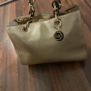 Micheal kors väska - Helt ny, påsen finns med. Kontakta för fler bilder🙌. Priset kan diskuteras. 