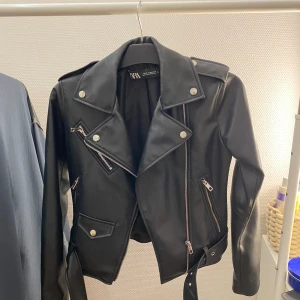 Skinnjacka zara - Från zara storlek XS. Använd få gånger.  Den är i nyskick. Kan skicka fler bilder på dm om det önskas. Perfekt för vår/sommar.