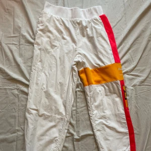 Reebok X Gigi Hadid - Track workout pants från Reebok i samarbete med Gigi hadid. Byxorna har snöre på insidan i midjan, är luftiga och väldigt mjuka. De har fickor på båda sidor! Nyskick, knappt använda. 