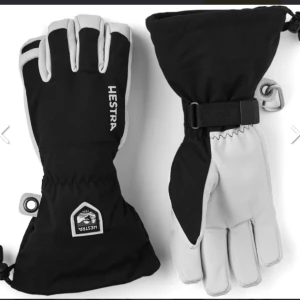 Hestra  vantar  - Super varma och sköna vantar, använda samanlagt 2 veckor och nu säljer jag dom pgv att jag vill ha tumvantar istället. 