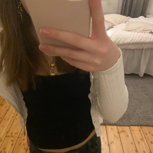 Kofta Brandy Melville  - Säljer denna supersöta koftan ifrån Brandy Melville!💝 Den är i nyskick så den har inga skador. Skriv privat om du har några frågor💝