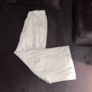 LINNEBYXOR - Säljer jättefina linnebyxor, storlek xs/s . Passar mig som är 164💓 använda vid ett tillfälle så i jätte bra skick ✨