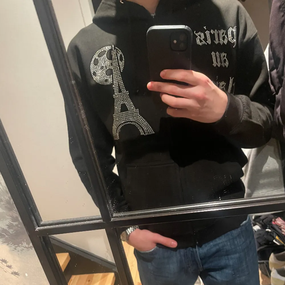 Säljer denna svart bling lucid hoodie. Den är aldrig använd och har bara hängt på en galge sedan jag köpte den. Nypris 700. Passformen är perfekt på mig som är 184 cm lång. . Hoodies.