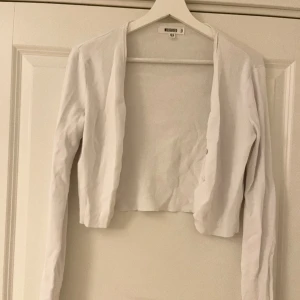 Cardigan - Vissa skador som går o fixa och syns ej för mycket