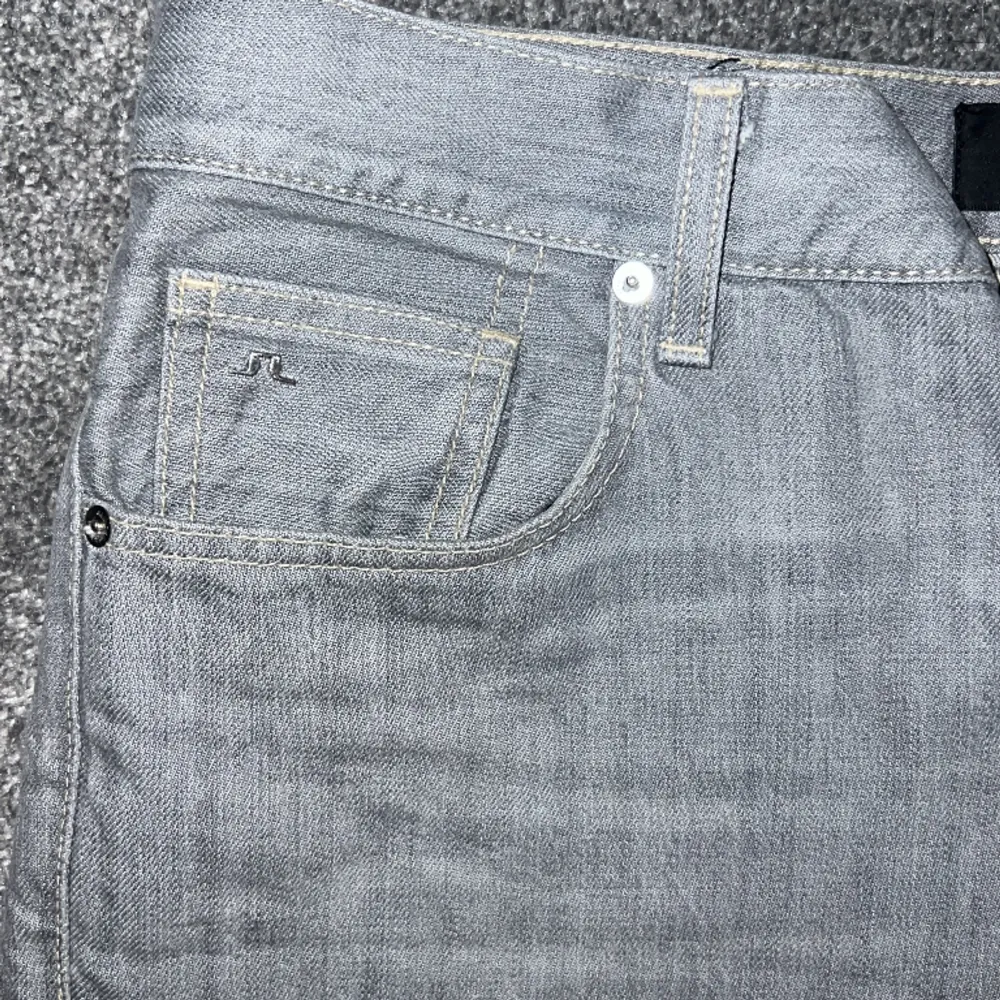 Säljer dessa J.Lindeberg jeans då det är lite för stora för mig. Dem är riktigt snygga och är ny skick, kostar runt 1200 kr nypris.. Jeans & Byxor.