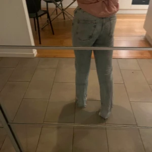 Zara jeans  - Säljer ett par jätte fina zara jeans med slits🩷 använda ett par få tal gånger och är i fint skick🩷 skriv för mer bilder