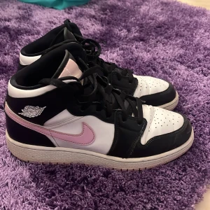 Jordan 1 arctic pink - Säljer mina Jordan 1 arctic pink som inte kommer till användning mer. Använda men fortfarande hyfsat fint skick🩷Nypris 3500kr
