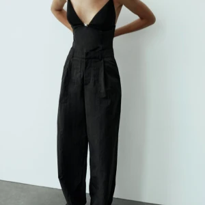 Jumpsuit - Svart jumpsuit från zara! Perfekt basplagg! 