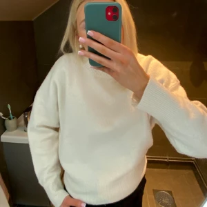 Stickad tröja  - Fin vit stickad tröja från Zara🤍 Använd fåtal gånger 