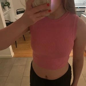 Söt linne😍 - Jätte fint rosa linne från zara❤️använd ett par fåtal gånger❤️kontakta mig privat för mer bilder❤️