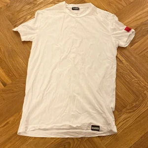 T-shirt dsquared2 - Dsquared2 t-shirt Nypris 1,2k Den är i bra skick typ aldrig använt för den har en liten fläck men den syns knappt, fläcken är på framsidan så du kan se på första bilden att den knappt syns.
