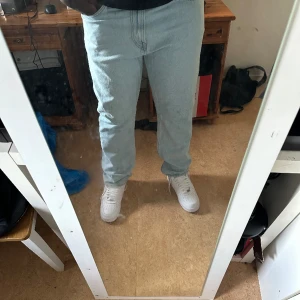 Relaxed jeans  - Fantastiska jeans till salu! Stilrena och prisvärda. Vid frågor eller för att köpa, skriv bara till mig. Uppgradera din garderob idag! Storlek 40/32. Men har krympt lite. 