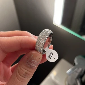 Silvrig ring - Helt ny ring, superfin men dessvärre för stor för mig! Stl 7. Köpt på shein. 
