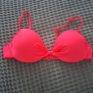 Bikini överdel  - Endast testad men lappen är bortklippt så vet ej storlek,jag skulle tro S/M eller 70C