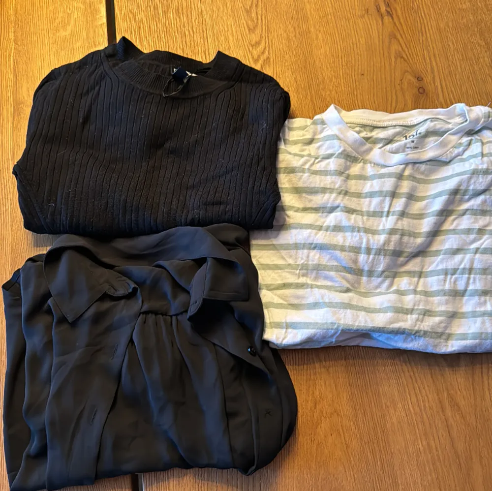 Två tröjor och en blus med knapp 20kr styck eller alla för 50, Blus, st xs Svart tröja, st xs Randig tröja, st M. Tröjor & Koftor.