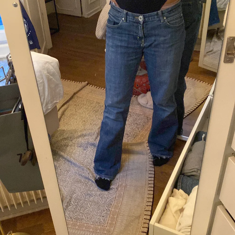 Supersnygga cross jeans som är loose fit low waisted❤️ innerbenet är 83 cm och rakt över midjan är 42 cm❣️  Slitet vid fötterna både fram och bak och sedan är ett bälthållare av, men annars är de i bra skick. Jeans & Byxor.