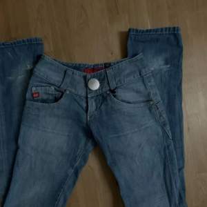 Såååååå snygga ljusblåa miss sixty jeans som är straight❤️❤️❤️ rakt över midjan är 38/39 cm  Kontakta vid frågor🩷  Pris kan diskuteras