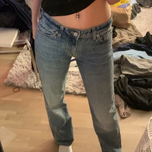 Low Arrow jeans  - Säljer ännu ett par lågmidjade raka Jeans från weekday, Modellen är low Arrow nästan aldrig använda så bra skick!  Köpt för 699kr 