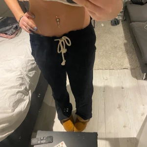 Svarta linnebyxor - Super fina svarta linnebyxor från Roxy💗 de är tyvärr lite för korta på mig och har därför inte används så mycket. Nypris 599kr