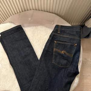 Ett par feta nudie jeans som är helt fläckfria.   Skick:10/10 helt nya.  Storlek: W31L34 modell: Grim Tim.  Färg-mörkblå. Nypris 1600kr    