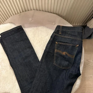 Nudie Jeans - Ett par feta nudie jeans som är helt fläckfria.   Skick:10/10 helt nya.  Storlek: W31L34 modell: Grim Tim.  Färg-mörkblå. Nypris 1600kr    