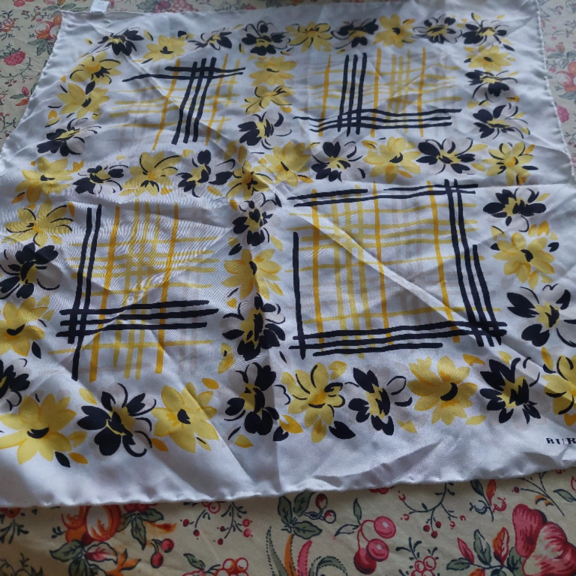 ÄKTA SCARF : BURBERRY 