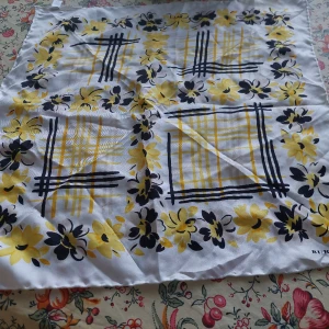 ÄKTA SCARF : BURBERRY  - 100 %Silke , made in Italien  , London  BURBERRY  Längd: 47 cm , bredd: 46,5 cm